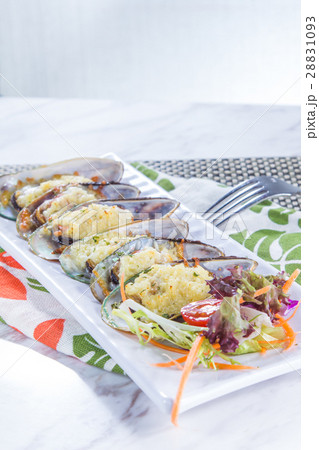 baked garlic mussels 28831093