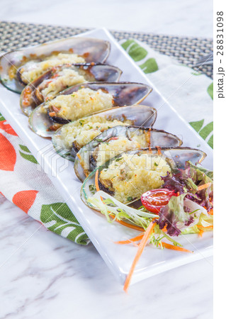 baked garlic mussels 28831098