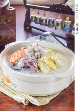 chicken seafood broth 28831656