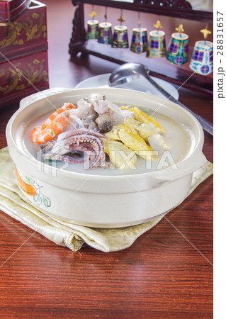 chicken seafood broth 28831657