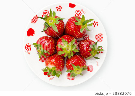 Deliciously red strawberries romantic plate 28832076