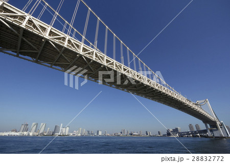 レインボーブリッジ越しに臨む東京ベイエリアの街並み レインボーブリッジ越しに臨む東京ベイエリアの街並み 28832772