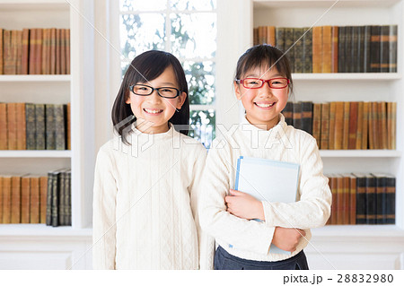 図書館で勉強する小学生イメージ 図書館で勉強する小学生イメージ 28832980