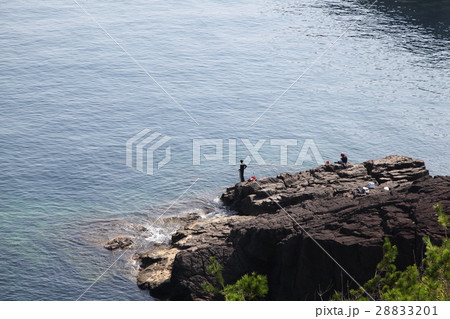 磯釣りする人 28833201