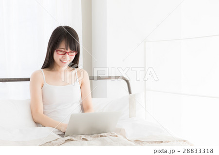 ベッドでパソコンを使う女性 28833318
