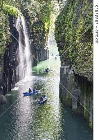 自然の造形美が生み出す荘厳な景色を眺めるだけで心が浄化される宮崎県高千穂峡の真名井の滝 28833855