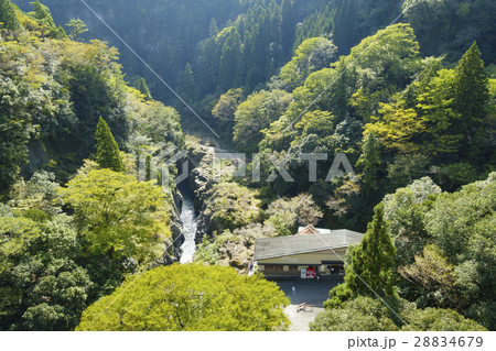 高千穂峡の阿蘇溶岩が浸食されてできた柱状節理のそそり立つ峡谷が楽しめる遊歩道散策路上空から撮影 高千穂峡の阿蘇溶岩が浸食されてできた柱状節理のそそり立つ峡谷が楽しめる遊歩道散策路上空から撮影 28834679