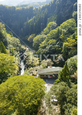 高千穂峡の阿蘇溶岩が浸食されてできた柱状節理のそそり立つ峡谷が楽しめる遊歩道散策路上空から撮影 高千穂峡の阿蘇溶岩が浸食されてできた柱状節理のそそり立つ峡谷が楽しめる遊歩道散策路上空から撮影 28834680