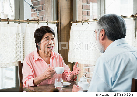 シニアの夫婦（カフェ） 28835158