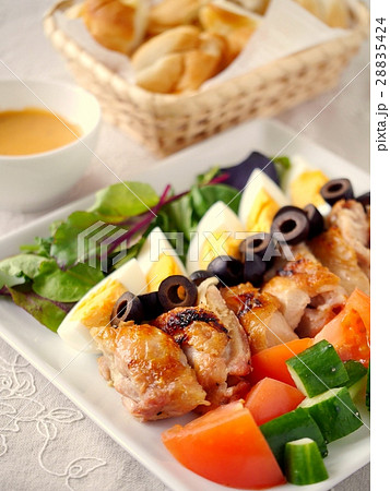 コブサラダランチ　　（縦位置ハイアングル） 28835424