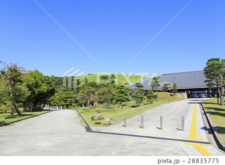 奈良公園から見える若草山 奈良公園から見える若草山 28835775