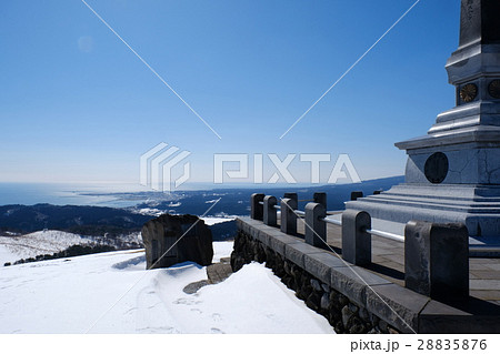 久しぶりの青空と冠雪した男鹿寒風山 28835876