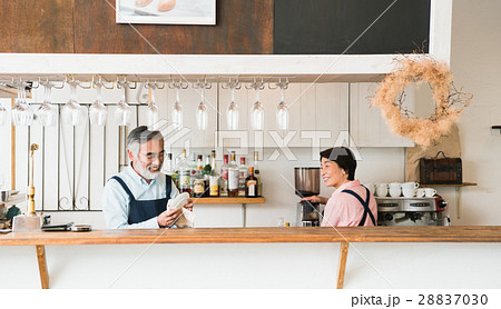 シニアの夫婦（カフェ） 28837030