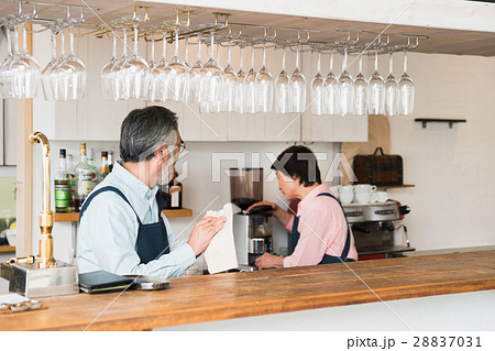 シニアの夫婦(カフェ) シニアの夫婦(カフェ) 28837031