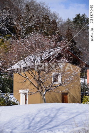 雪の中の土蔵 28837049