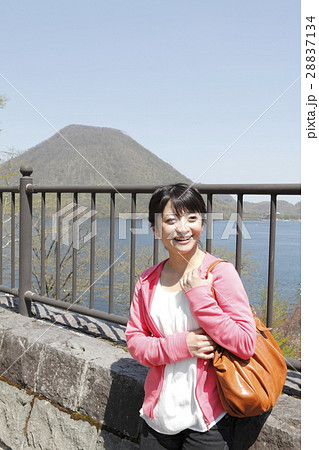 旅行する女性 旅行する女性 28837134