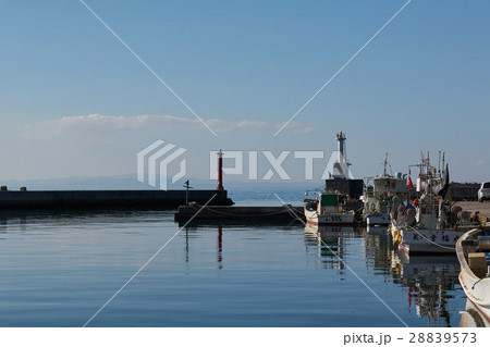能登半島を背景にした魚津漁港、富山県 能登半島を背景にした魚津漁港、富山県 28839573