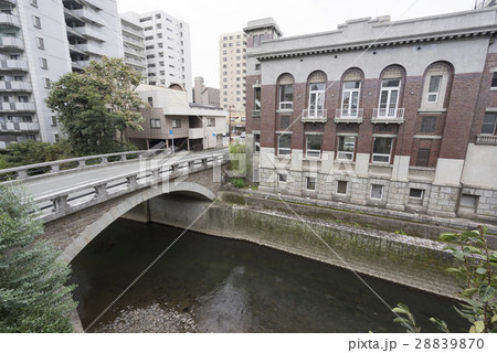 坪井川にかかり、新町二丁目と加治屋町筋とを結んでいる「明十橋」めいじゅうばしと旧第一銀行熊本支店 坪井川にかかり、新町二丁目と加治屋町筋とを結んでいる「明十橋」めいじゅうばしと旧第一銀行熊本支店 28839870