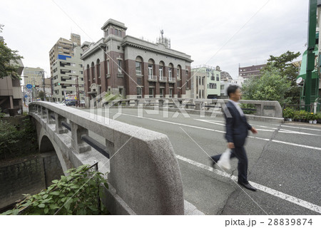 明治十年に架設された「明十橋」めいじゅうばし,今日でも頻繁な人の行き交いに使われている 28839874