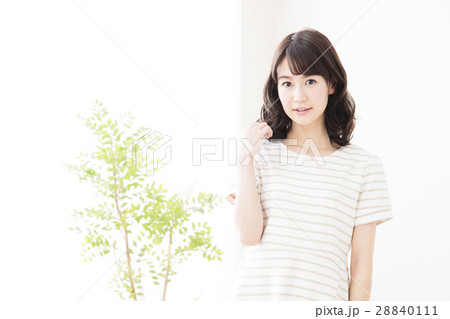 女性　若い女性　若い　笑顔　かわいい　可愛い　ライフスタイル　きれい　カジュアル 28840111