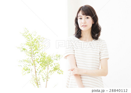 女性　若い女性　若い　笑顔　かわいい　可愛い　ライフスタイル　きれい　カジュアル 28840112