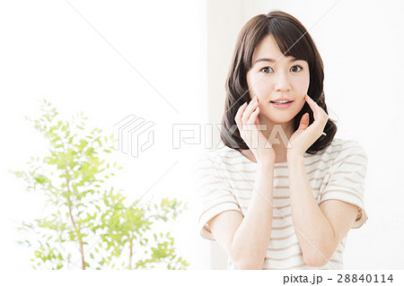 女性　若い女性　若い　笑顔　かわいい　可愛い　ライフスタイル　きれい　カジュアル 28840114