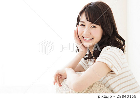 女性 若い 笑顔 かわいい 可愛い ライフスタイル きれい カジュアルの写真素材