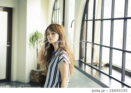 ロングヘアの20代女性 ロングヘアの20代女性 28840195