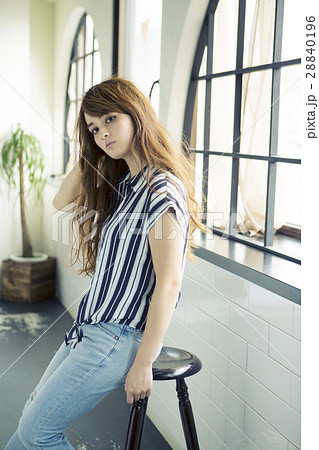 ロングヘアの20代女性 ロングヘアの20代女性 28840196