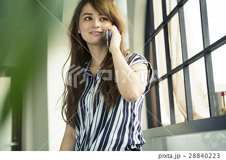 電話する20代女性 28840223