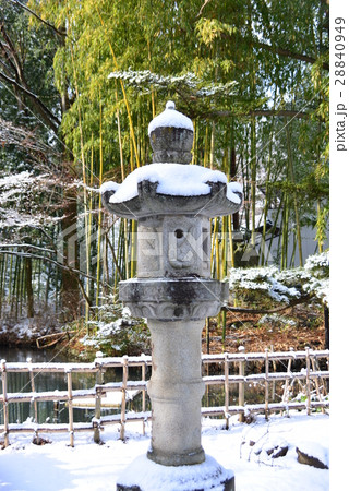 象山神社境内心の池と立灯篭 28840949