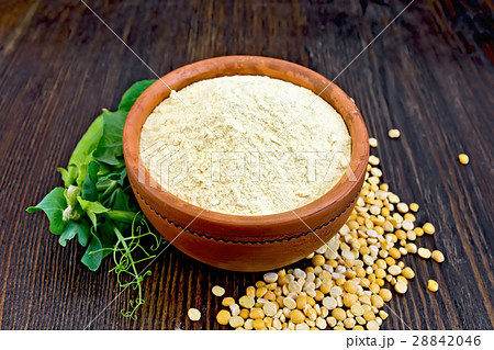 Flour pea in bowl on dark board 28842046