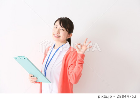 医療イメージ 白衣の若い女性看護師 医療イメージ 白衣の若い女性看護師 28844752