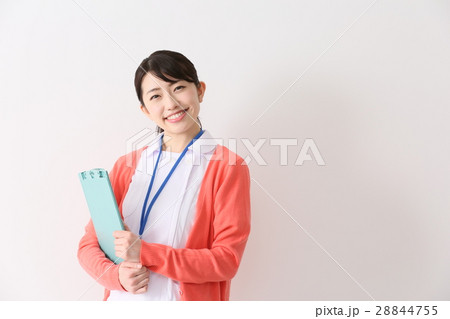 医療イメージ 白衣の若い女性看護師 医療イメージ 白衣の若い女性看護師 28844755