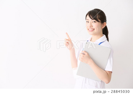 医療イメージ 白衣の若い女性看護師 医療イメージ 白衣の若い女性看護師 28845030