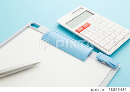 バインダーと電卓 28846485