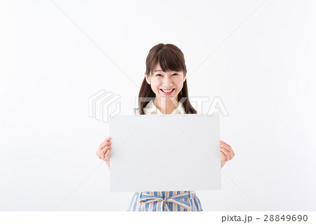 若い女性、主婦、ホワイトボード、案内 若い女性、主婦、ホワイトボード、案内 28849690