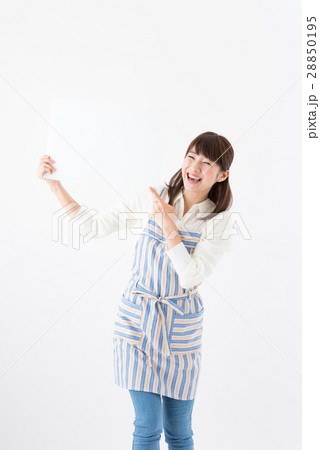 若い女性、主婦、ホワイトボード、案内 若い女性、主婦、ホワイトボード、案内 28850195