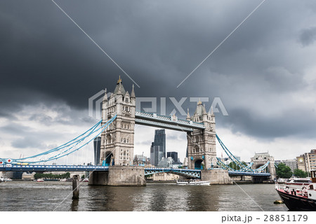 ロンドン　暗雲たれ込めるタワーブリッジ 28851179