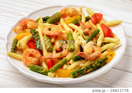 Pasta with shrimps, asparagus, paprika and tomato Pasta with shrimps, asparagus, paprika and tomato 28851776