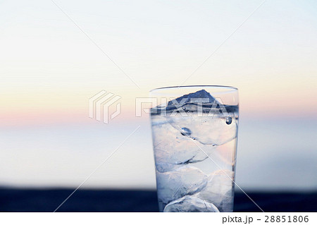 氷水　背景は久慈浜海岸の日の出 28851806