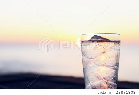氷水　背景は久慈浜海岸の日の出 28851808