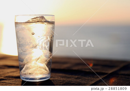氷水　背景は久慈浜海岸の日の出 28851809