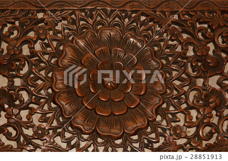 Flowers carved from wood 28851913