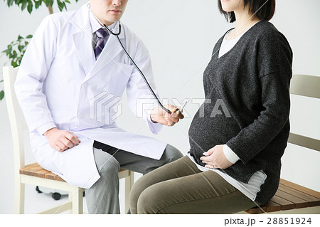 産婦人科の医者と妊婦 28851924