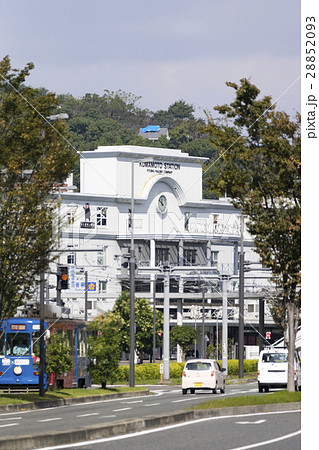 在来線で利用されるJR熊本駅東口白川口駅舎駅前市電タクシーロータリー街並み 28852093