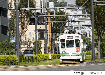 在来線で利用されるJR熊本駅東口白川口駅前から発車する熊本市電 28852094