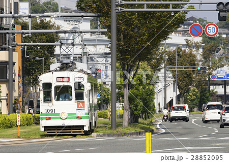 在来線で利用されるJR熊本駅東口白川口駅前から発車する熊本市電 28852095