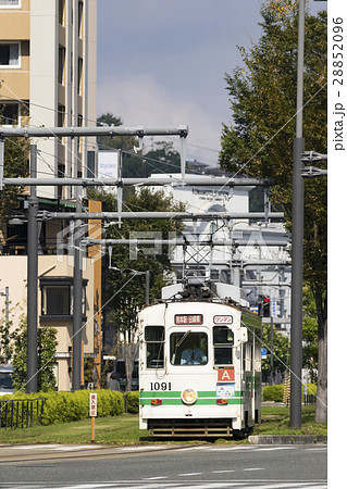 在来線で利用されるJR熊本駅東口白川口駅前から発車する熊本市電 28852096