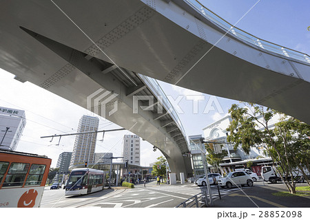在来線で利用されるJR熊本駅東口白川口駅舎駅前市電タクシーロータリー街並み 28852098